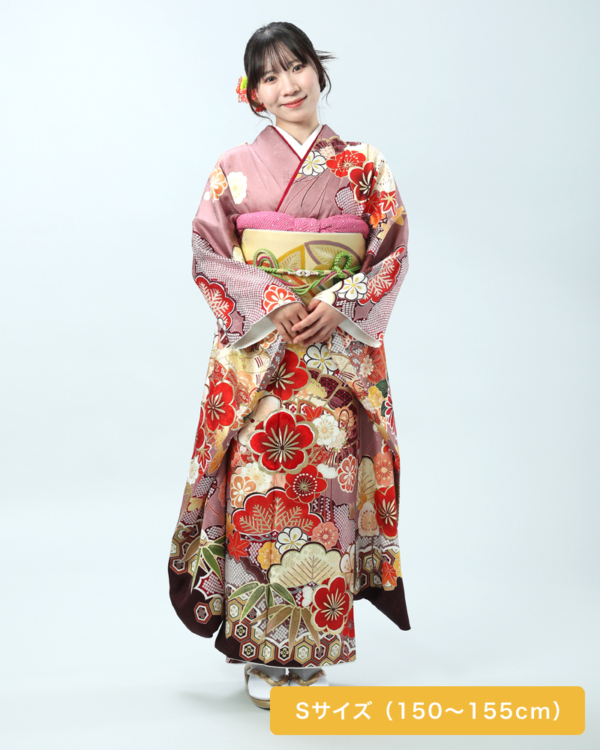 くすみピンクに扇と大胆な赤梅