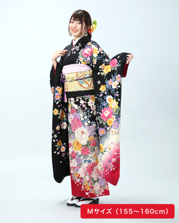 黒地に色鮮やかな牡丹・菊・桜