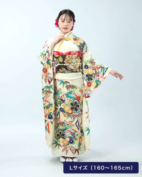 クリーム地に色とりどりの扇とねじり梅