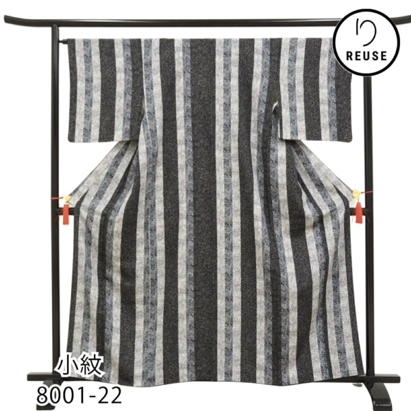 小紋 正絹 リユース 中古 袷 縦縞に小花模様 モノトーン 黒 グレー8001-22 モダン カジュアル セミフォーマル 普段着