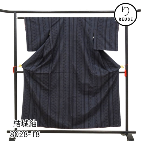 結城紬 100亀甲 正絹 リユース 中古 袷 未使用 濃紺 麻の葉 縞 縦縞 8028-18 (8050-01033)重要無形文化財 普段着 お洒落着 カジュアル 伝統的工芸品