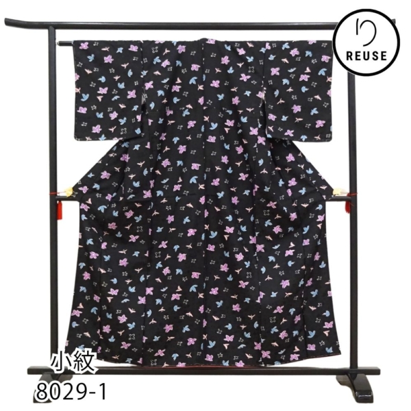 小紋  ポリエステル リユース 未使用 袷 黒地 飛び柄 花びら  8029-1 街着 お稽古 カジュアル