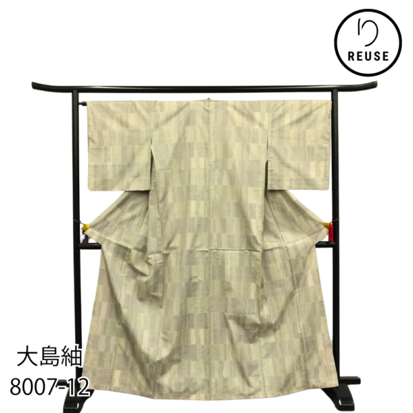 【本場大島紬】リユース 都城産  創作市松文様 正絹 袷 グレー×ベージュ モダンな幾何学模様    8007-12