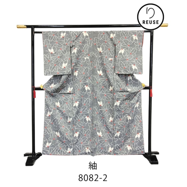 紬 正絹 未使用 リユース 中古 十日町紬 袷 グレー 白 赤 絣文様 モダン 8082-2 街着 普段着 カジュアル お洒落