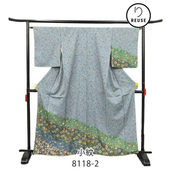リユース【未使用・仕付け糸付】 小紋 着物 型染め 縮緬 花々 分銅柄 青灰色 宝尽くし 8118-2 普段着 お洒落着